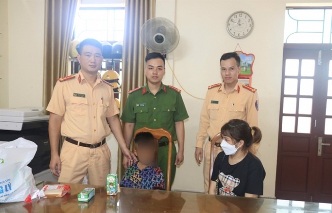 Đội CSGT trật tự Công an TP Móng Cái kịp thời cứu cháu bé rơi xuống sông Ka Long.