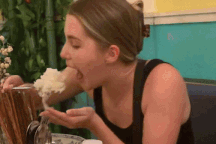 Khách Tây xinh đẹp tiếc nuối khi về nước không được ăn đồ Việt