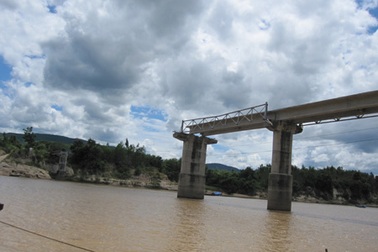 Vụ “cầu vừa xây đã sập”: Giám sát thi công chỉ bị án treo