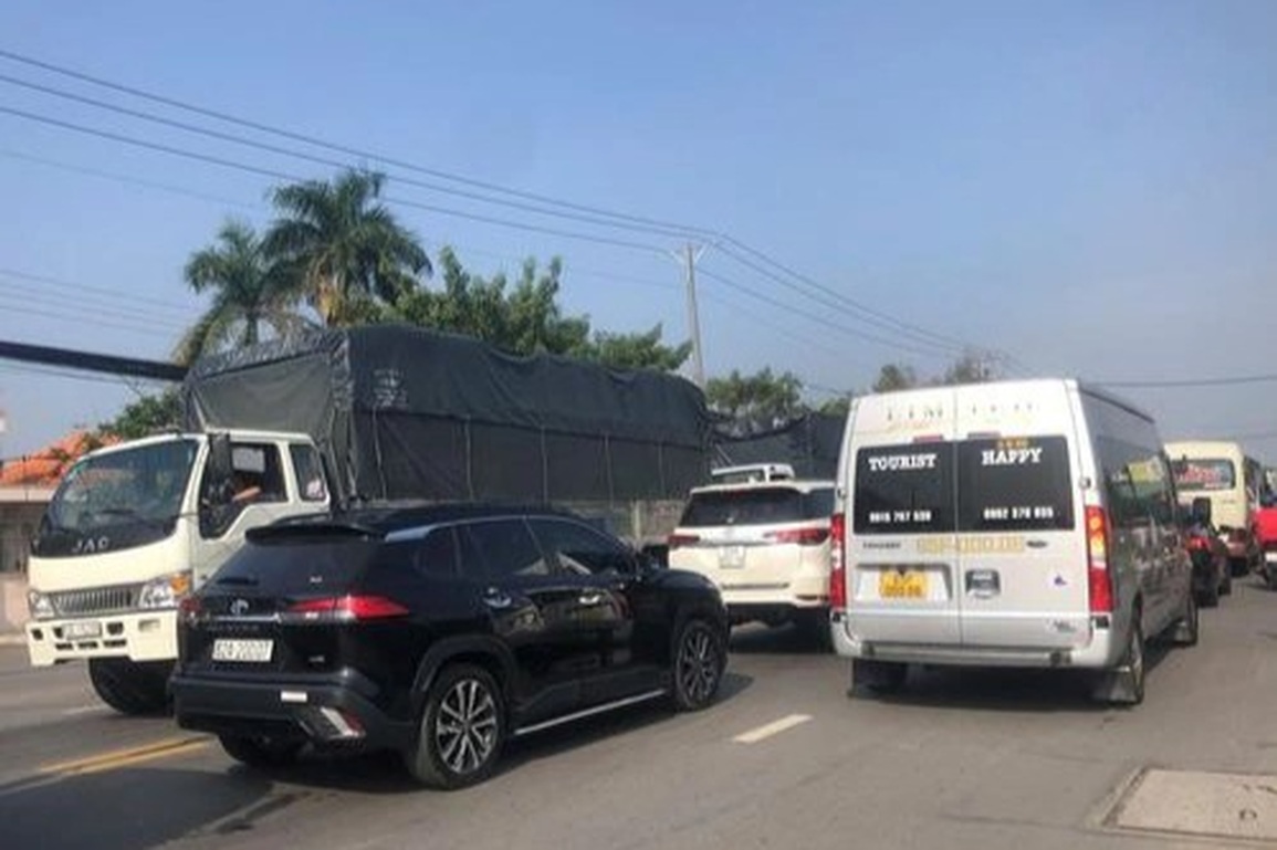 Xe container lật nhào trên cao tốc TPHCM - Trung Lương gây ùn tắc dài - 5 Xe container lật nhào trên cao tốc TPHCM - Trung Lương gây ùn tắc dài - 5