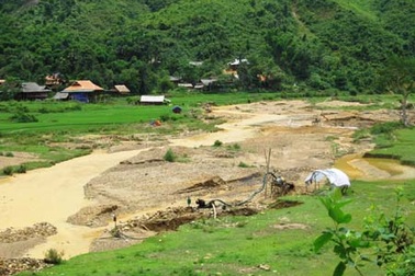 Điều tra vàng tặc, phóng viên bị dọa đánh tại trụ sở xã