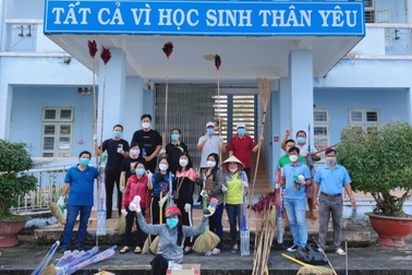 Hiệu trưởng, giáo viên hối hả vệ sinh trường đón học sinh trở lại học