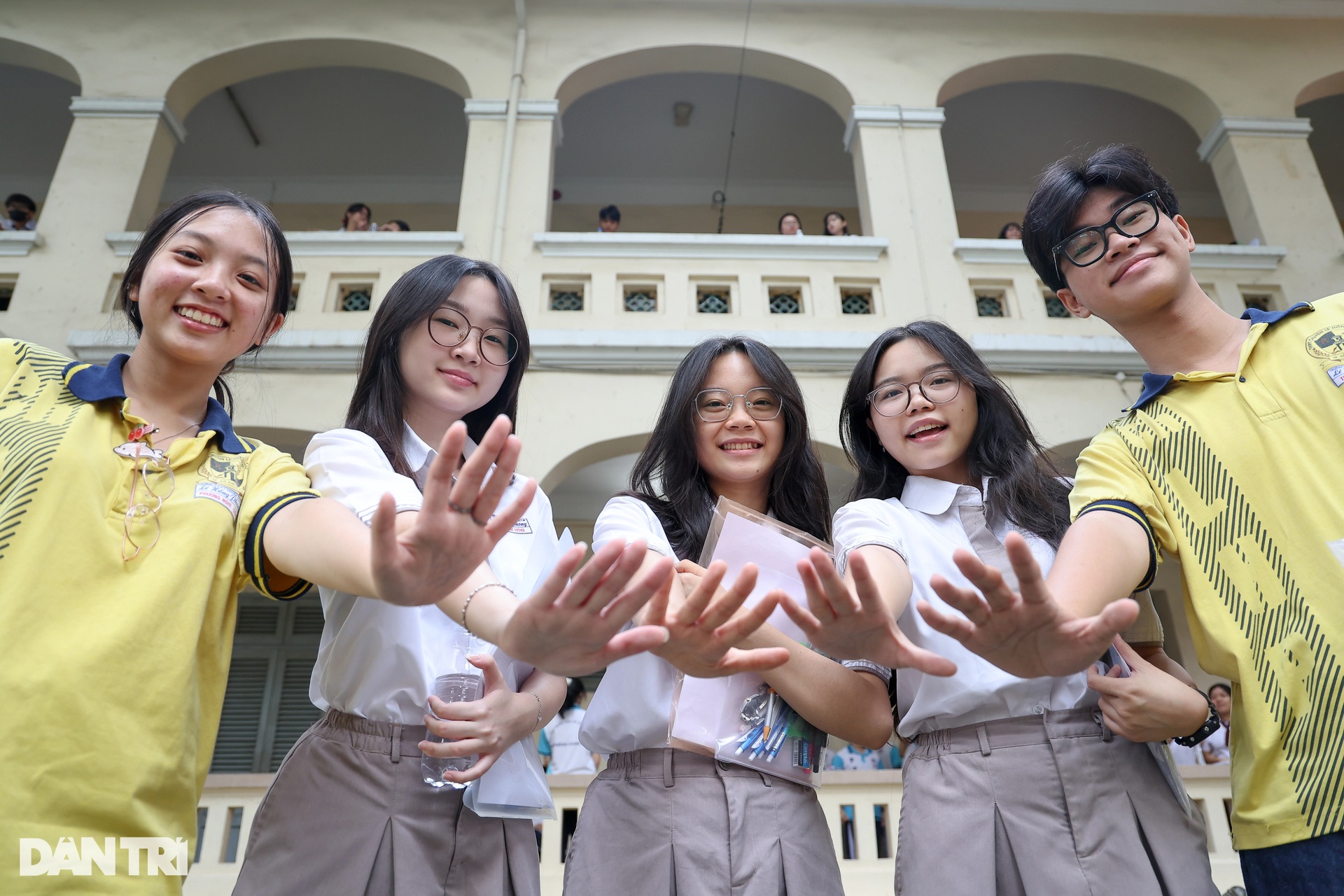 Nữ sinh TPHCM rạng rỡ bước vào khi thi tốt nghiệp THPT đặc biệt - 2 Nữ sinh TPHCM rạng rỡ bước vào khi thi tốt nghiệp THPT đặc biệt - 2