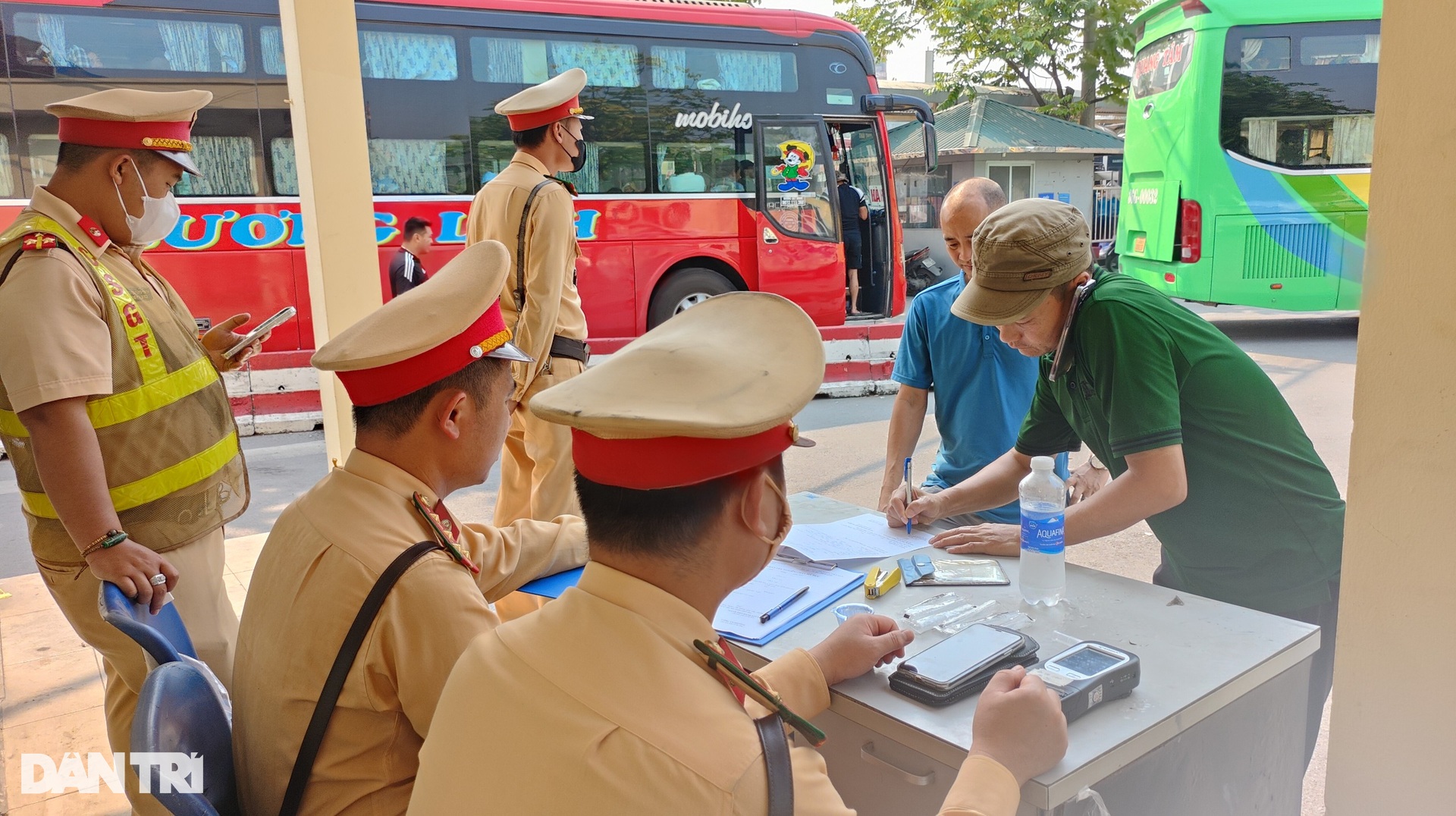 CSGT Hà Nội điều tiết giao thông dưới nắng nóng gay gắt như chảo lửa - 12 CSGT Hà Nội điều tiết giao thông dưới nắng nóng gay gắt như chảo lửa - 12