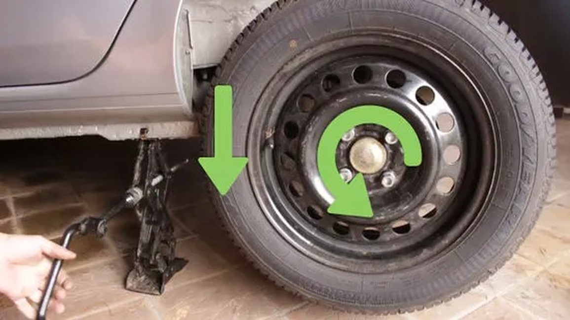 Garage đóng cửa dịp Tết, đây là các bước để tự thay lốp dự phòng khi cần - 3 Garage đóng cửa dịp Tết, đây là các bước để tự thay lốp dự phòng khi cần - 3
