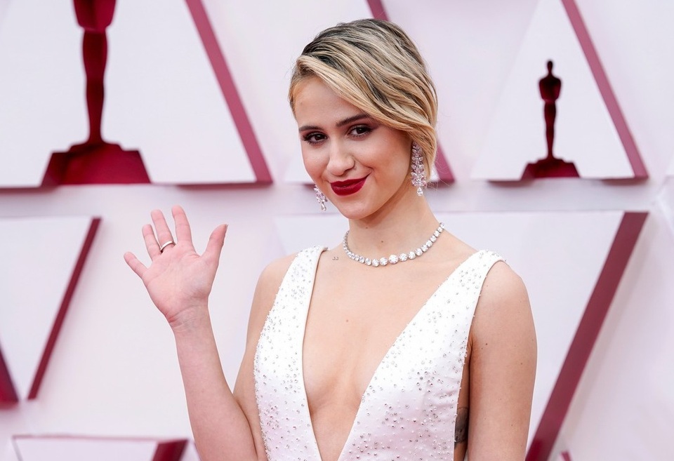 Minh tinh Hollywood mặc váy khoe ngực phẳng lì trên thảm đỏ Oscar 2021 - 26 Minh tinh Hollywood mặc váy khoe ngực phẳng lì trên thảm đỏ Oscar 2021 - 26
