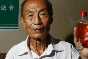 Cụ ông uống nước tiểu suốt 23 năm để chữa bệnh