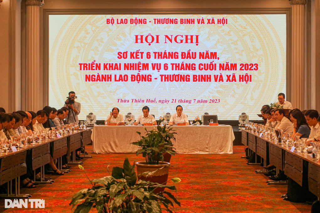 Toàn cảnh Hội nghị Sơ kết 6 tháng đầu năm, triển khai nhiệm vụ 6 tháng cuối năm 2023 của ngành Lao động - Thương binh và Xã hội (Ảnh: Hoài Sơn). Toàn cảnh Hội nghị Sơ kết 6 tháng đầu năm, triển khai nhiệm vụ 6 tháng cuối năm 2023 của ngành Lao động - Thương binh và Xã hội (Ảnh: Hoài Sơn).