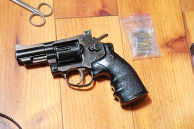 Bắt nhóm buôn ma tuý trang bị súng đạn ở Bình Dương