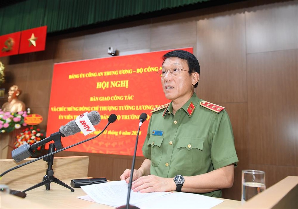 Bàn giao công tác giữa Đại tướng Tô Lâm và Thượng tướng Lương Tam Quang - 3 Bàn giao công tác giữa Đại tướng Tô Lâm và Thượng tướng Lương Tam Quang - 3