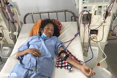 Người mẹ nghèo suy thận giai đoạn cuối mong con trai có tiền đến trường