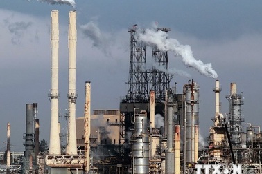 Giá dầu mỏ thế giới "lao dốc" do sản lượng tại Mỹ đạt kỷ lục mới