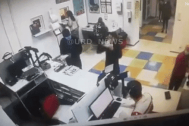 Bị yêu cầu đeo khẩu trang, nữ khách hàng đội quần lót lên đầu