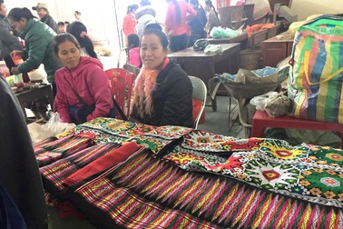 Đầu xuân đi chợ phiên nổi tiếng với "Lợn tên lửa"