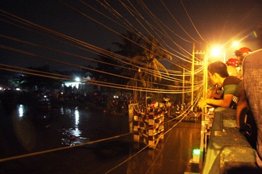 Đang tâm sự với người yêu, nhảy xuống sông mất tích