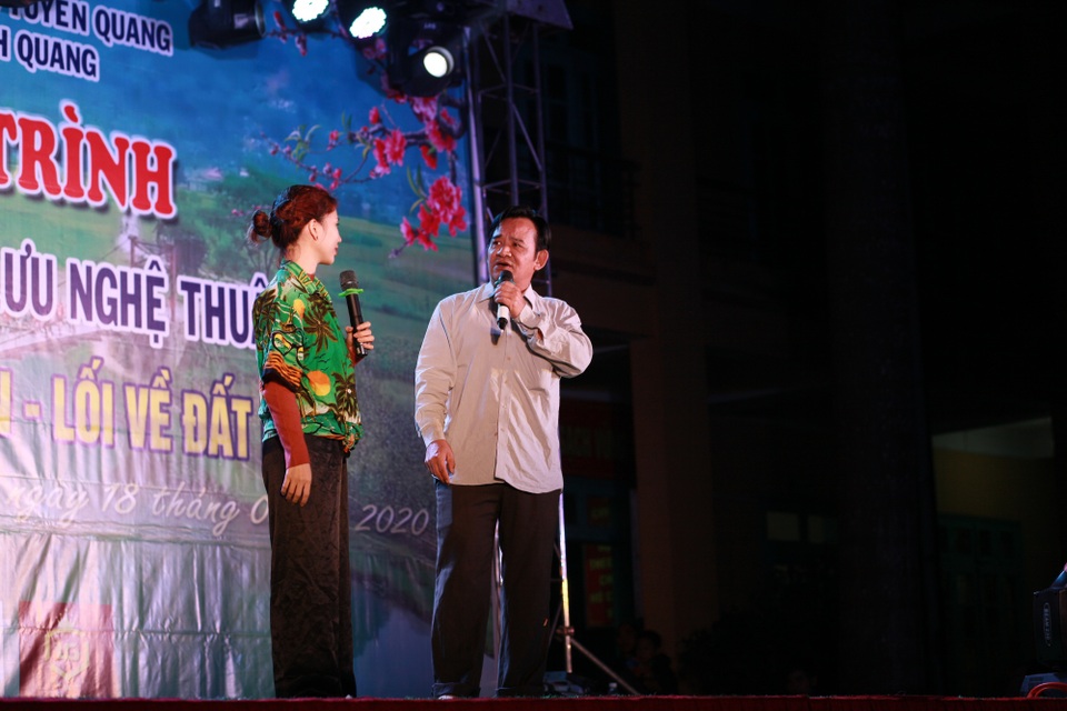 NSƯT Quang Tèo và dàn nghệ sĩ chung tay mang Tết đến vùng cao - 3 NSƯT Quang Tèo và dàn nghệ sĩ chung tay mang Tết đến vùng cao - 3