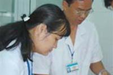 TPHCM: Bác sĩ cho trẻ uống thuốc tăng trọng 