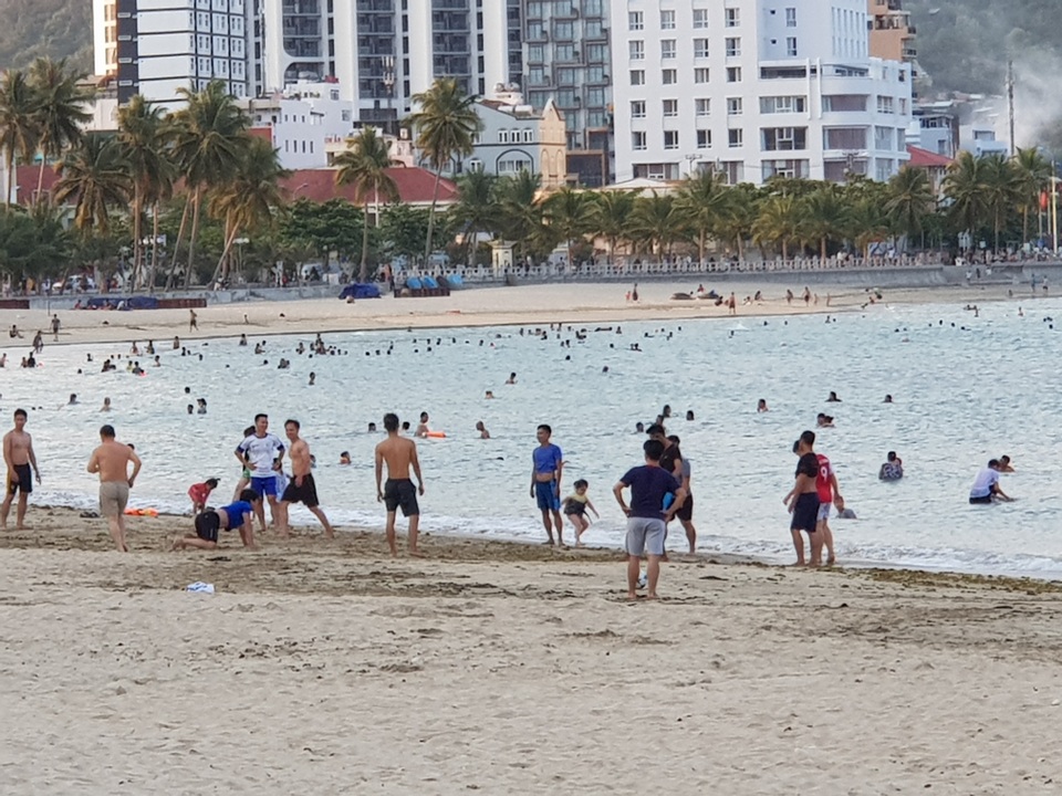 Nha Trang lập chốt, yêu cầu người dân không tụ tập trên bãi biển - 10 Nha Trang lập chốt, yêu cầu người dân không tụ tập trên bãi biển - 10