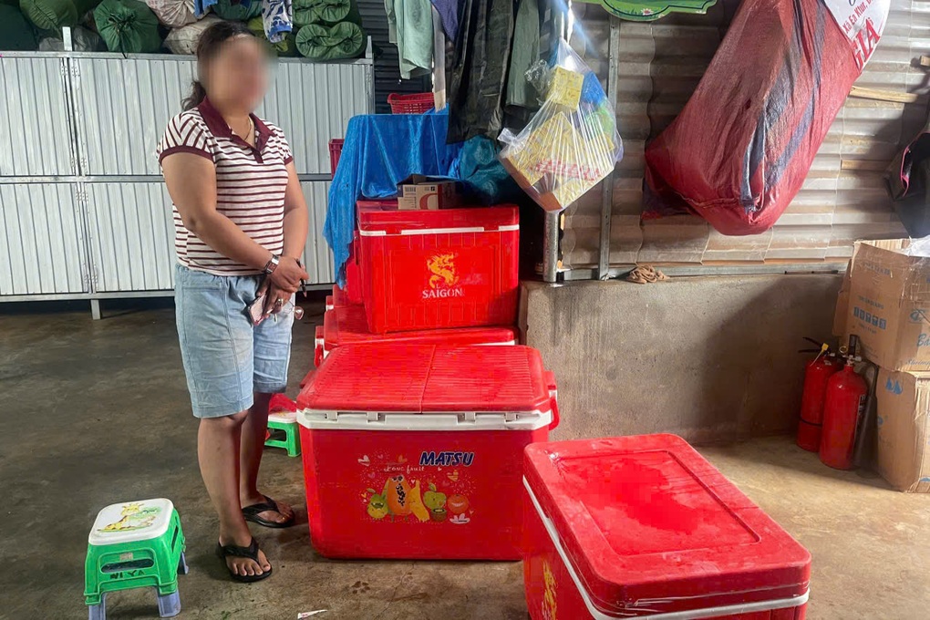 Vụ dòi lúc nhúc trong lẩu gà: Tạm đình chỉ hoạt động cơ sở nấu tiệc - 2 Vụ dòi lúc nhúc trong lẩu gà: Tạm đình chỉ hoạt động cơ sở nấu tiệc - 2