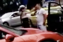 Vợ lái siêu xe hống hách trên đường, sếp Trung Quốc "ngã ngựa"