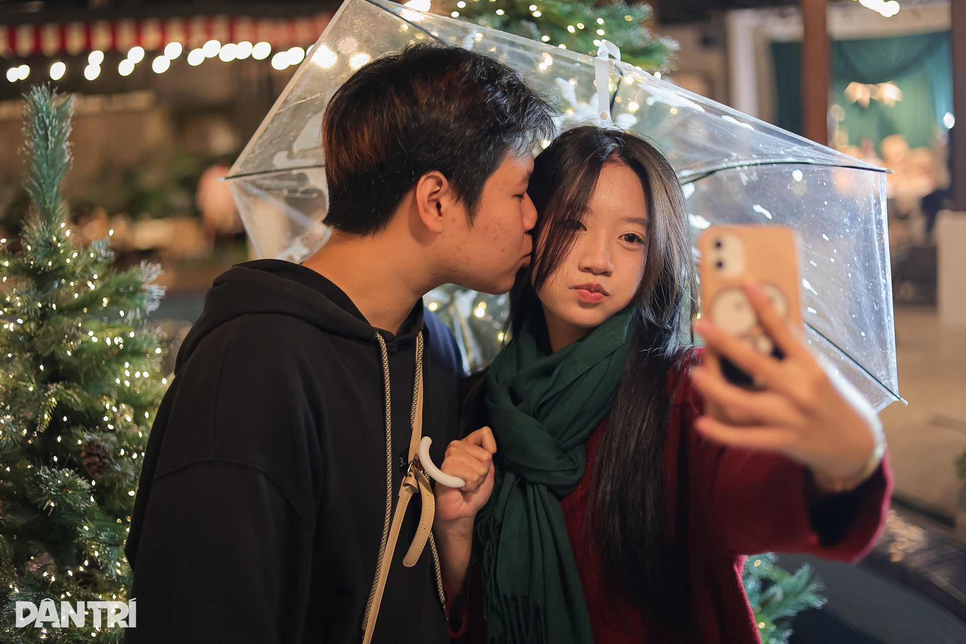 Chi trăm triệu đồng làm tuyết nhân tạo, quán cà phê Hà Nội chật kín khách - 8 Chi trăm triệu đồng làm tuyết nhân tạo, quán cà phê Hà Nội chật kín khách - 8