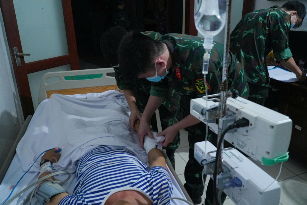 Xuyên đêm đưa quân nhân làm nhiệm vụ ở đặc khu Trường Sa về TPHCM cấp cứu - 1 Xuyên đêm đưa quân nhân làm nhiệm vụ ở đặc khu Trường Sa về TPHCM cấp cứu - 1