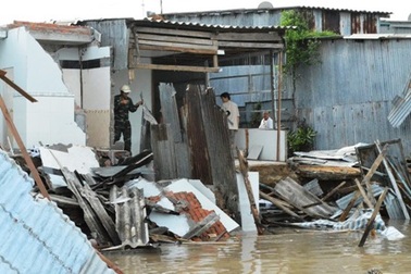 Sông lại “nuốt” nhà