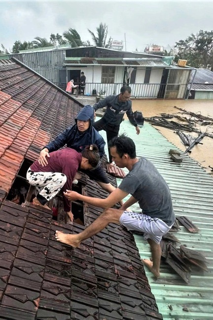 Dân chèo thuyền trên mái nhà, có người chỉ kịp ôm 2 con chó chạy lũ dữ