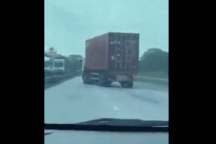 Kinh hãi xe container lạng lách trên quốc lộ để trốn cảnh sát giao thông