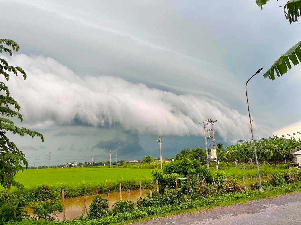 Mây tạo vệt dài, cuồn cuộn như sóng giữa trời ở Hưng Yên - 3