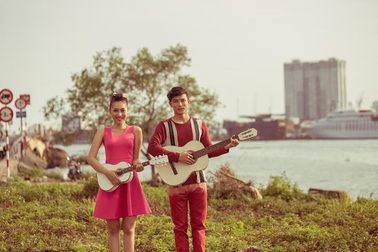 Khánh Ngọc duyên dáng với váy hồng