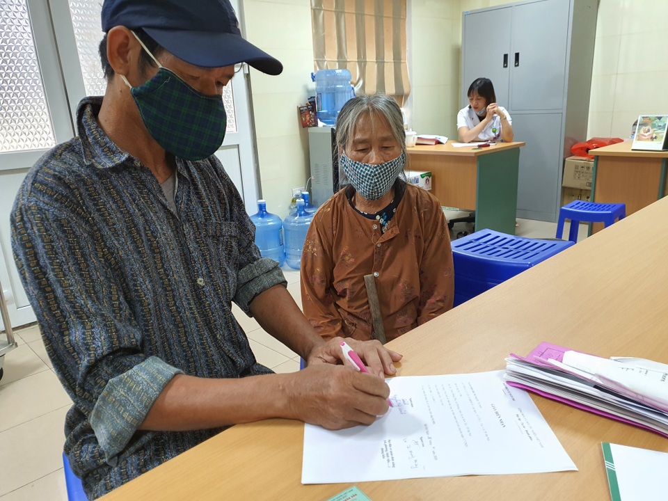 Bạn đọc Dân trí giúp đỡ mẹ con ung thư hơn 68 triệu đồng - 2 Bạn đọc Dân trí giúp đỡ mẹ con ung thư hơn 68 triệu đồng - 2