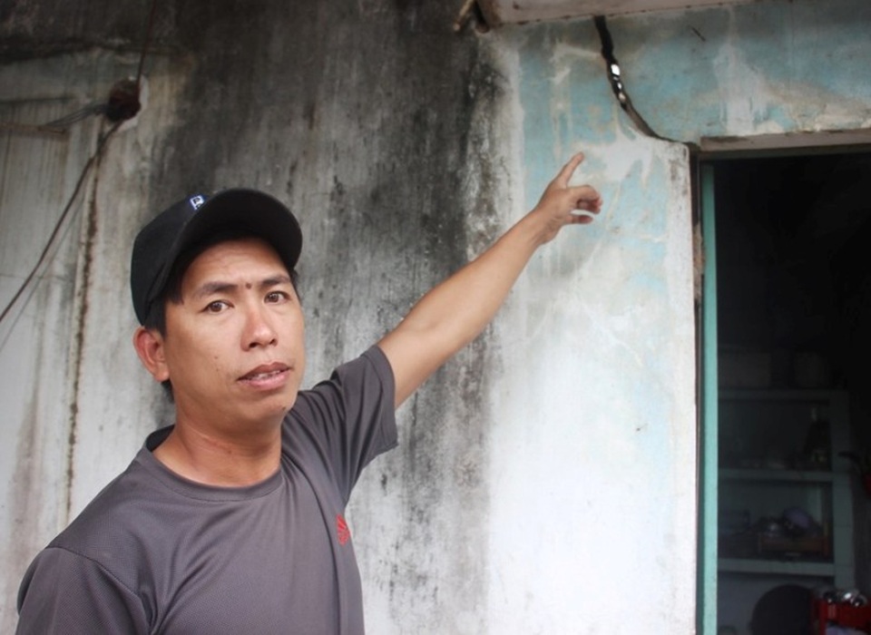 Hàng trăm ngôi nhà ven dự án bị nứt toác, dân nơm nớp lo sập nhà - 1 Hàng trăm ngôi nhà ven dự án bị nứt toác, dân nơm nớp lo sập nhà - 1
