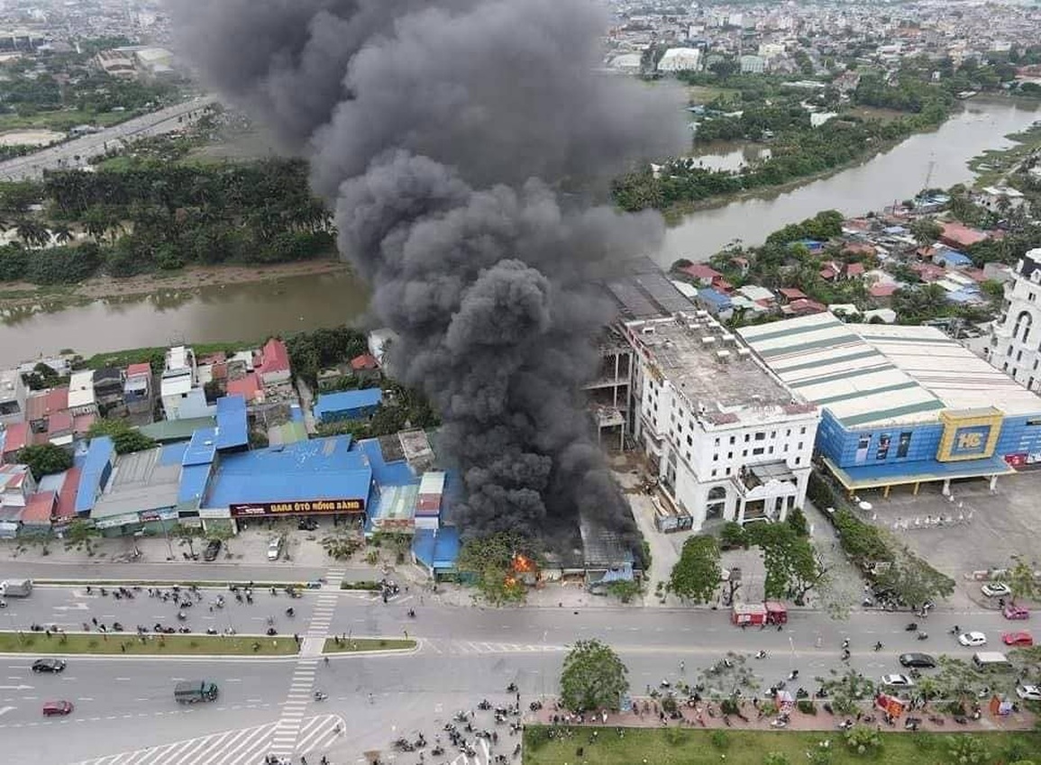 Quán thịt chó ở Hải Phòng bốc cháy, lửa thiêu rụi cả dãy cửa hàng - 4 Quán thịt chó ở Hải Phòng bốc cháy, lửa thiêu rụi cả dãy cửa hàng - 4