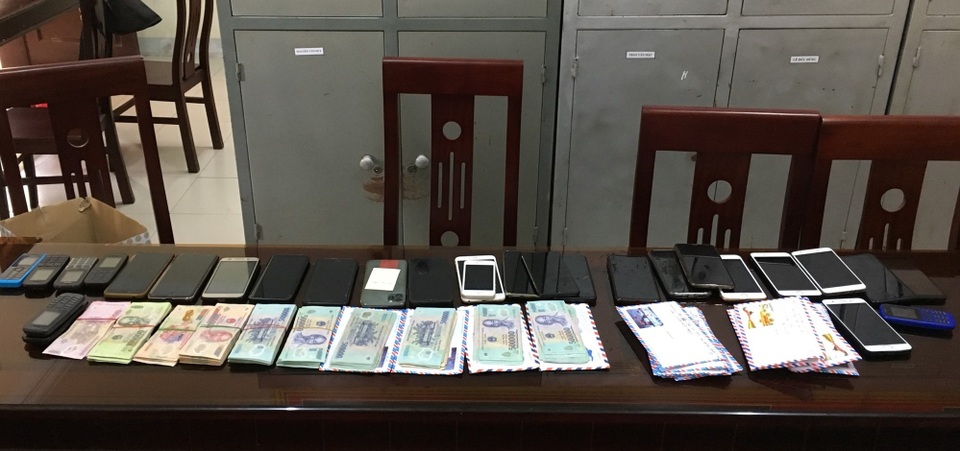 Phá sới bạc khủng trong rừng, bắt giữ 30 đối tượng, thu gần 250 triệu - 2 Phá sới bạc khủng trong rừng, bắt giữ 30 đối tượng, thu gần 250 triệu - 2