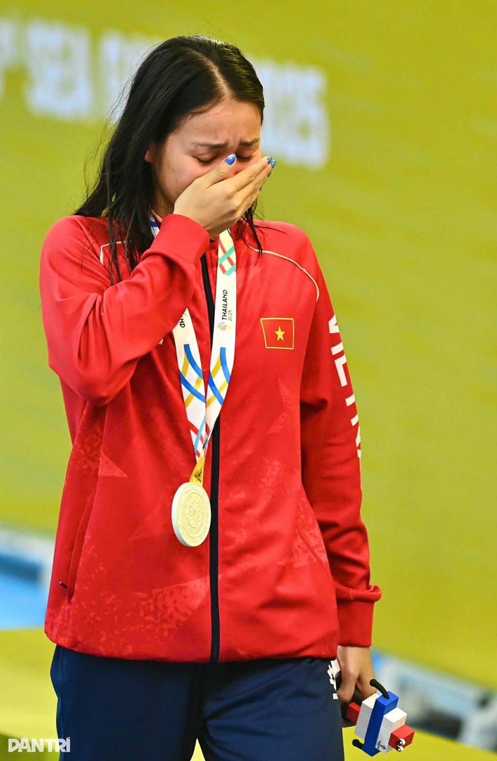 Vo Thi My Tien grät precis under medaljpallen vid SEA Games - 4 Võ Thị Mỹ Tiên khóc ngay dưới bục huy chương ở SEA Games - 4
