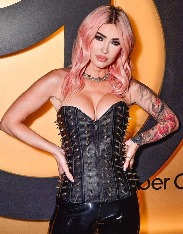 Biểu tượng gợi cảm Megan Fox sinh con gái, hưởng hạnh phúc mẹ đơn thân - 1