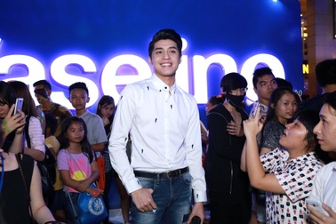 Bảo Anh, No. Phước Thịnh cổ vũ 12 cô gái nhảy flashmob đón năm mới