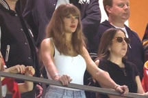 Taylor Swift bị khán giả la ó khi tới cổ vũ bạn trai