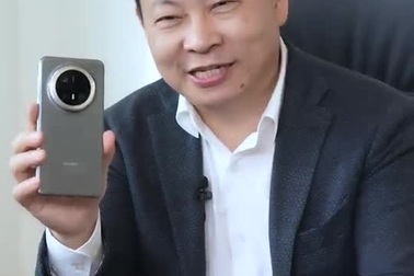 Richard Yu đăng video khoe thiết kế Mate 70 Pro+ trên trang cá nhân