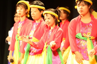 Xúc động với màn trình diễn của trẻ nhiễm chất độc da cam