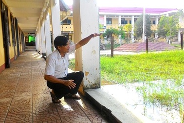 Rùng mình trường học bị lún sâu 1 mét có nguy cơ đổ sập