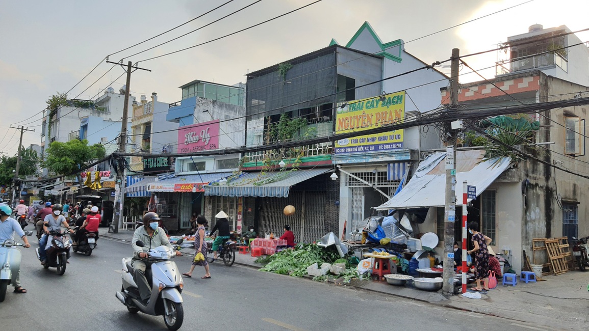 Ô tô càn quét quán ốc vỉa hè, 3 người bị thương - 2 Ô tô càn quét quán ốc vỉa hè, 3 người bị thương - 2