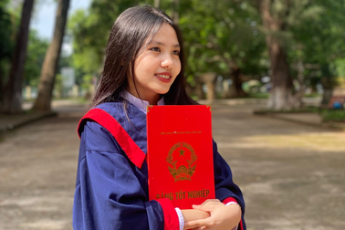 Thủ khoa khối C Đắk Lắk: Viết văn một mạch 118 phút kín 10 trang giấy