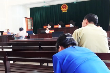 Tâm sự người vợ có chồng ngồi xe lăn “đổ đốn” với cháu bé thiểu năng