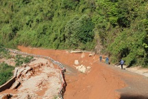 Thót tim cảnh người dân dìu nhau, dò lối đi trên con đường chục tỷ