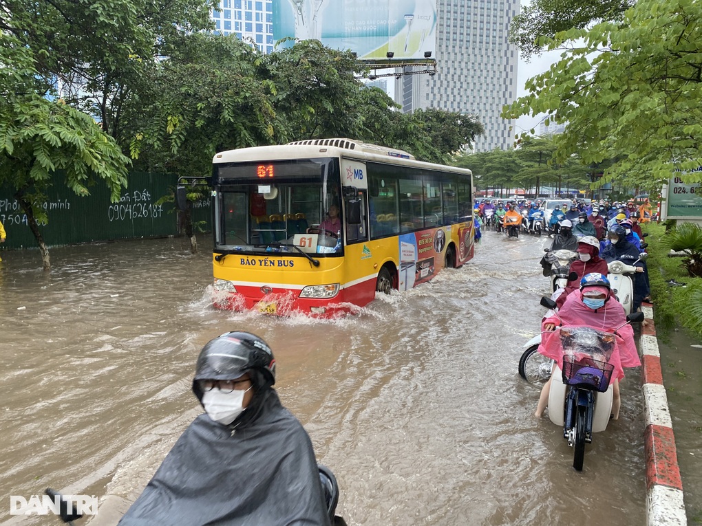 Đường phố Hà Nội thành sông sau trận mưa suốt đêm - 1 Đường phố Hà Nội thành sông sau trận mưa suốt đêm - 1