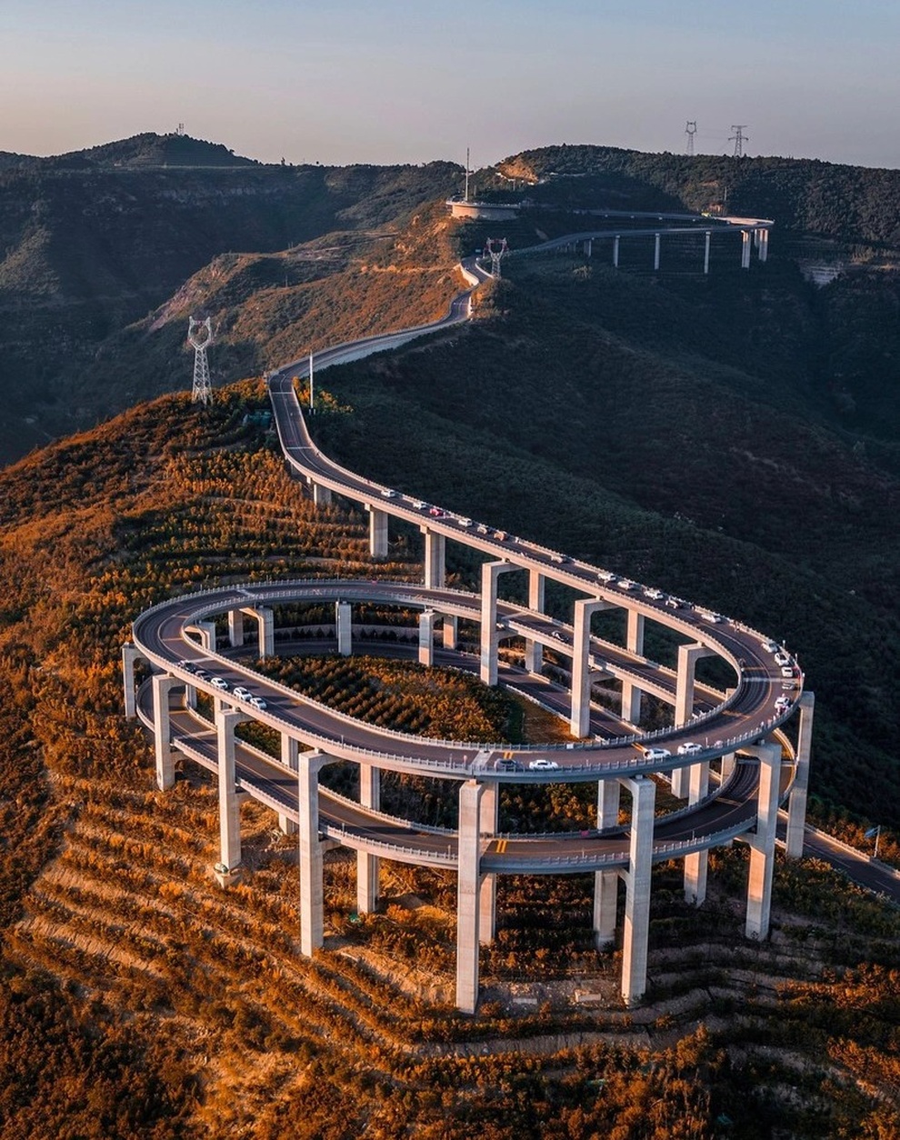 Kinh ngạc với cầu ba tầng cong mềm mại, cao 350 m - 1