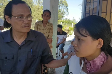 Chủ tịch Hội khuyến học Thăng Bình chia sẻ với em Thủy