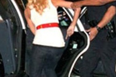 Paris Hilton bị bắt!